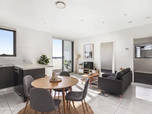 Sleek Apartment with District Views and Modern Finishes