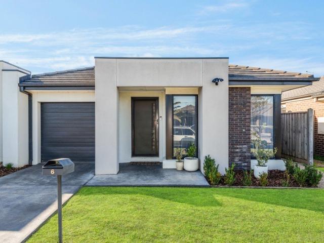 Sleek Contemporary Living, Course Side Lifestyle
