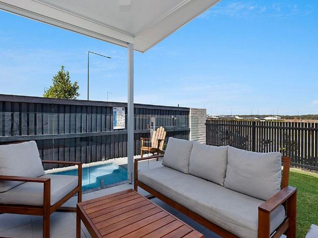 Sleek design & low maintenance living on the Park!