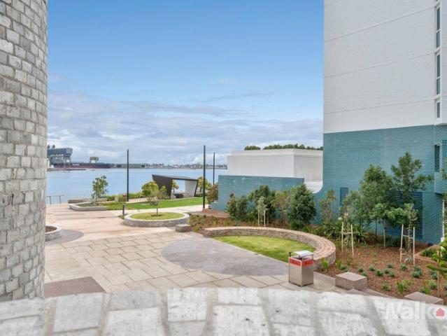 Sleek Honeysuckle one bedder, watch the harbour, live the lifestyle