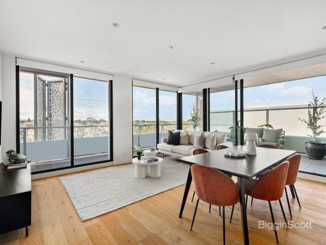 SLEEK INTERIORS WITH STUNNING OUTDOOR SPACE