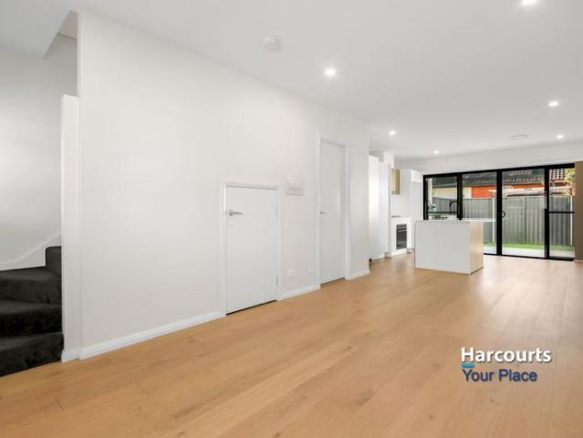 Sleek & Modern 3 Bedroom Townhouse!