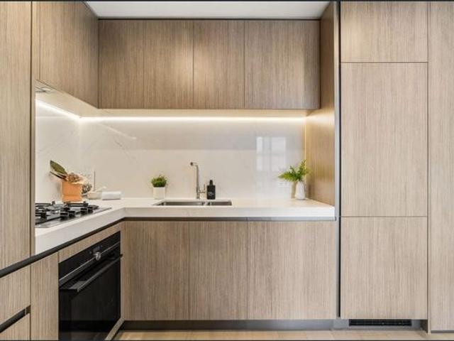 Sleek Modern 2 Bed Residence with City Views – Central Hawthorn