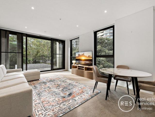 AVAILABLE 7 DAYS A WEEK! Sleek modern indoor/outdoor entertainer a 500m stroll to rail