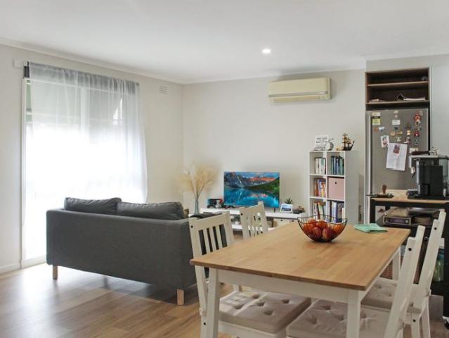 SLEEK ONE BEDROOM UNIT IN SOUGHT AFTER AREA