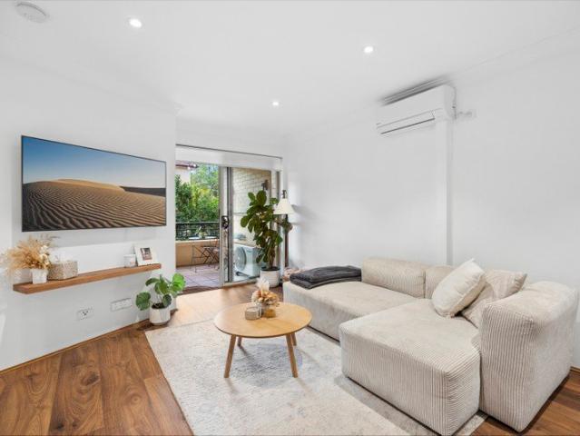 Sleek security apartment in an exclusive resort like complex, footsteps to B Line city buses and minutes to Manly Beach