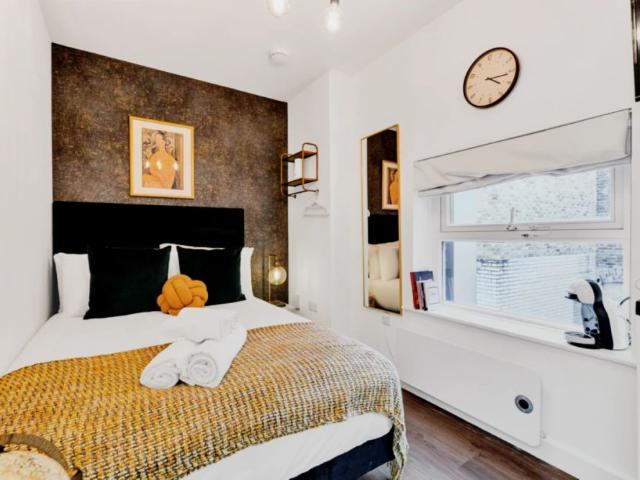 Sleek Studio Nest: Comfort in City Center