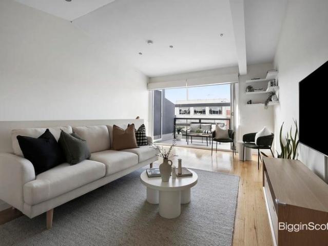 SLEEK STYLE CLOSE TO EVERYTHING!
