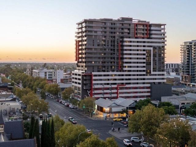 Sleek & Stylish CBD Apartment: City Lights and Hills Views