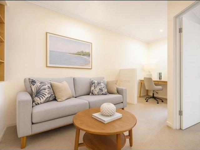 Sleek & Stylish Robina Retreat