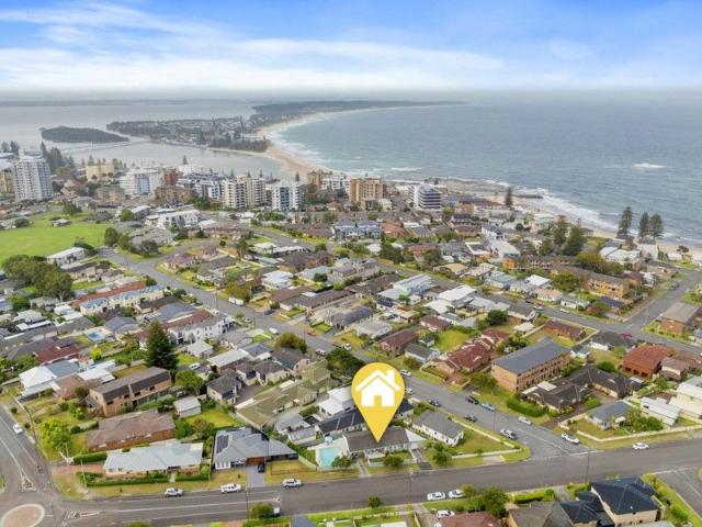 Best of Beachside Living â Bordering Blue Bay!