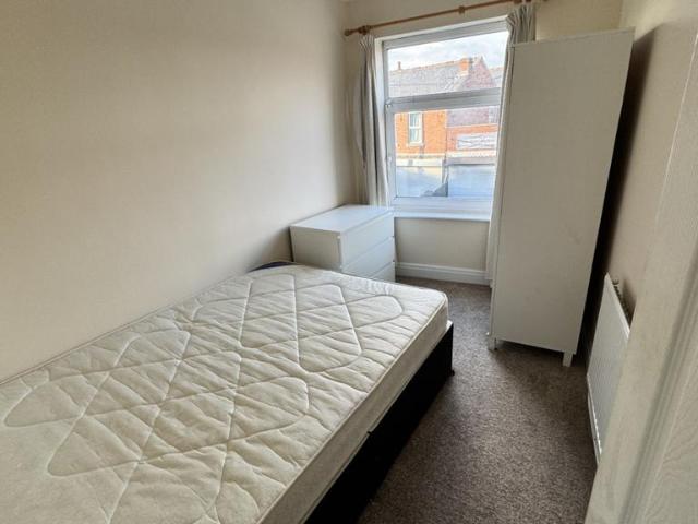 Smawthorne Lane 1 bed in a house share to rent £390 pcm £90 pw