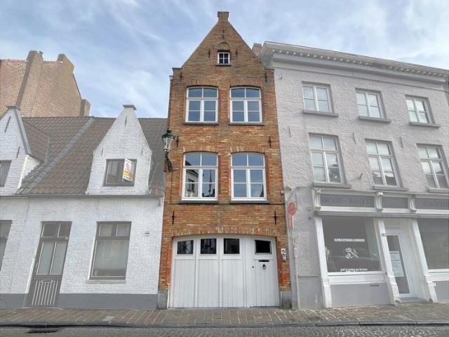Smaakvol gerenoveerde stadswoning met garage en zonnepanelen