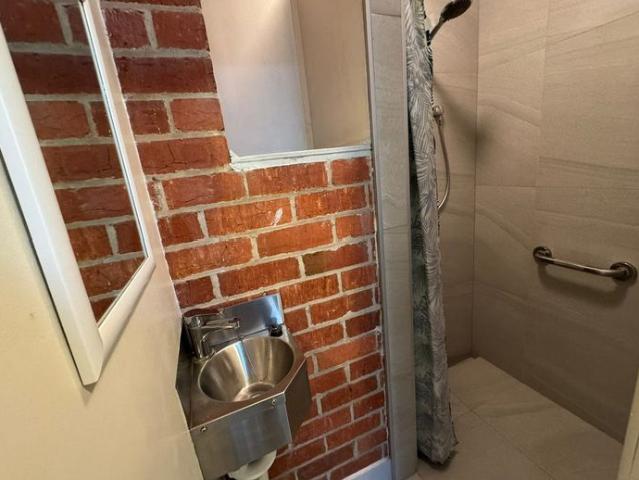Small 1 bedroom unit Within walking distance to town