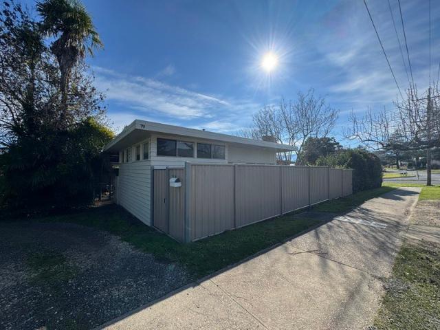 Small 1 bedroom unit Within walking distance to town