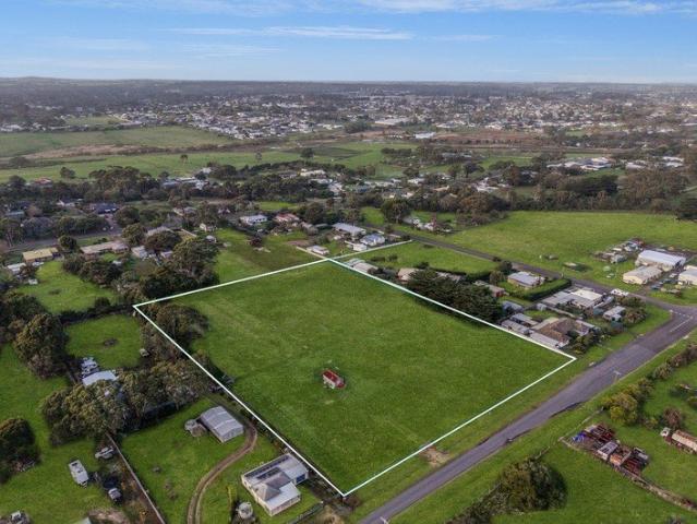 Small acreage close to town