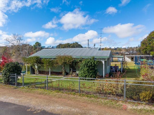 Small Acreage Lifestyle With Practical Extras