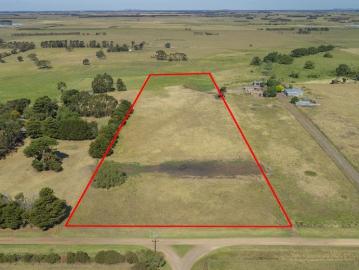 Small Block Offering Country Living In Mortlake