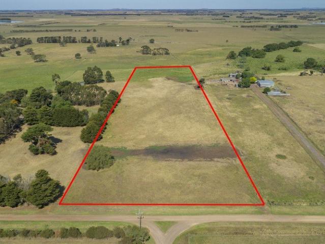 Small Block Offering Country Living In Mortlake