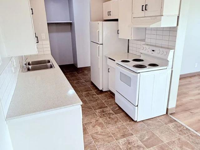SMALL FAMILY OR ROOMMATES? ROOM TO SPREAD OUT IN THIS EDMONTON 2 BEDROOM! — 2 Bedrooms Condo Unit
