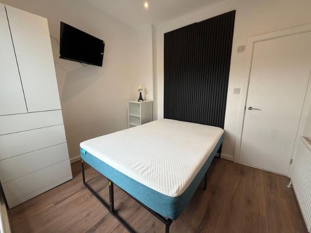 Small Flat One En Suite Double Bed Bedroom