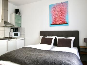 Small studio between Rudolfplatz and Friesenplatz, Koln Amsterdam Apartments for Rent