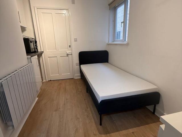 Small Studio – Bills Included – E11