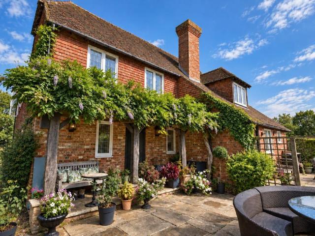 Smallhythe Road, Tenterden, Kent, TN30 5 bed detached house to rent £3,750 pcm £865 pw