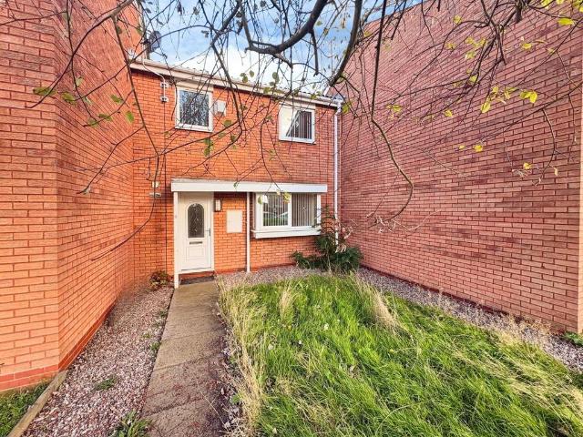Smallwood Road, Wolverhampton WV8 3 bed terraced house to rent £1,100 pcm £254 pw