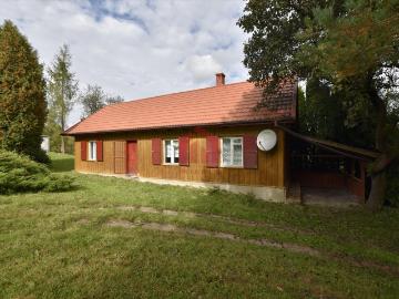 Urokliwy dom z dużą działką i budynkiem gospodarczym