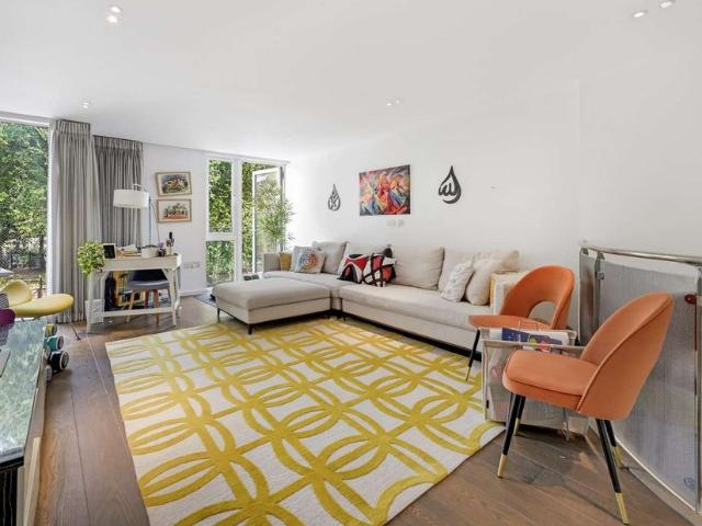 Smart townhouse in gated development with porter