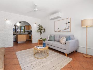 Smart and spacious, strolling distance to the foreshore!