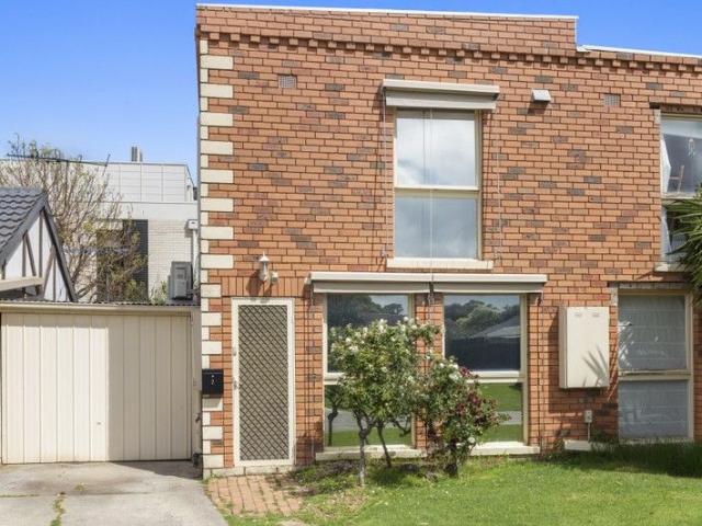 Bayside and Parkside Villa walking distance to the Beach and Station