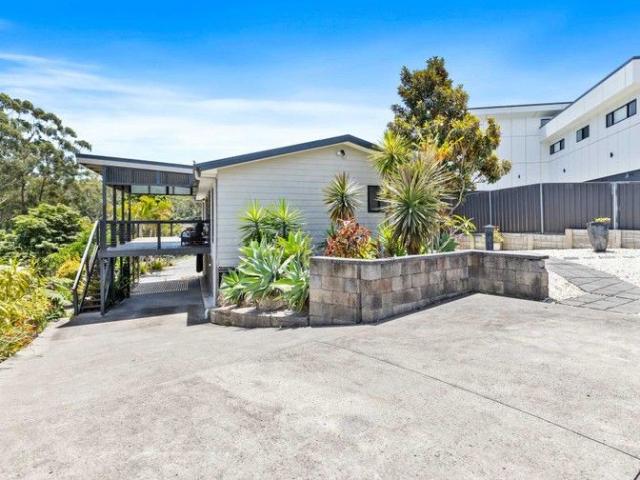 Smart, Easy Living on a Spacious 800m² Block