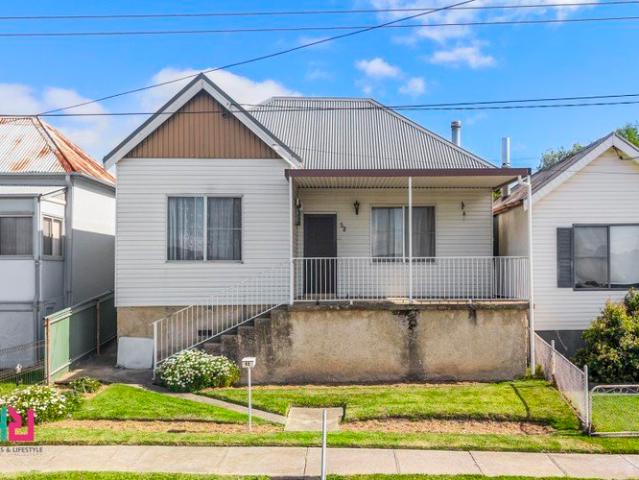 Smart Entry or Investment with Rear Lane Access