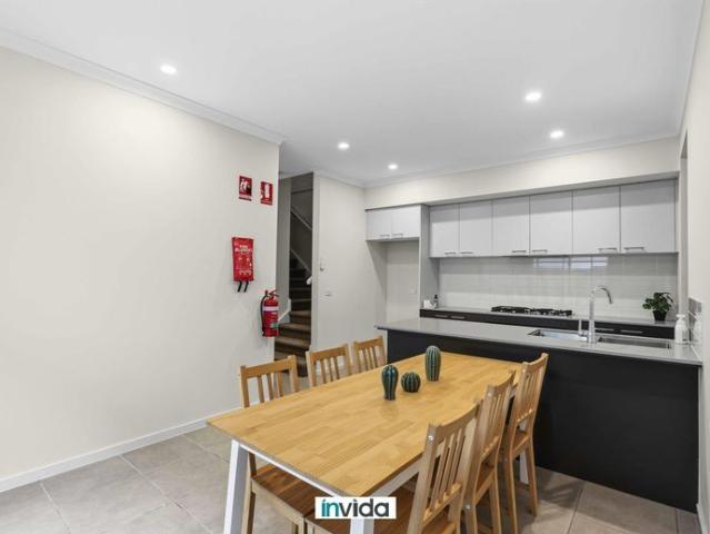 SMART SHARED LIVING AFFORDABLE PRIVATE ROOM WITH SEPARATE SITTING AREA, OWN BATHROOM & KITCHENETTE MODERN ROOMING HOUSE BILLS INCLUDED !