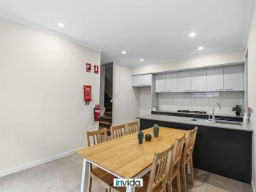 SMART SHARED LIVING AFFORDABLE PRIVATE ROOM WITH SEPARATE SITTING AREA, OWN BATHROOM & KITCHENETTE MODERN ROOMING HOUSE BILLS INCLUDED !