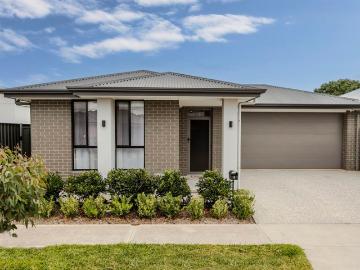 Smart Size your Life in Considered, Modern Courtyard Style