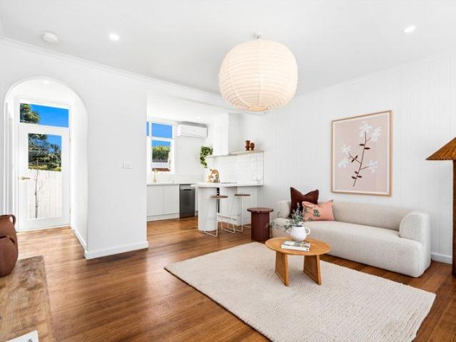 Smart, Stylish in Superb Location
