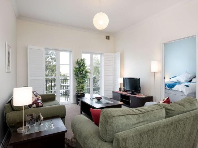 SMART, STYLISH INNER CITY APARTMENT
