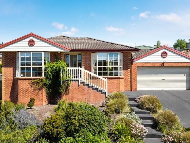 Smart, Sustainable, Relaxed Family Living with Premium Solar Power & Tesla Battery Storage