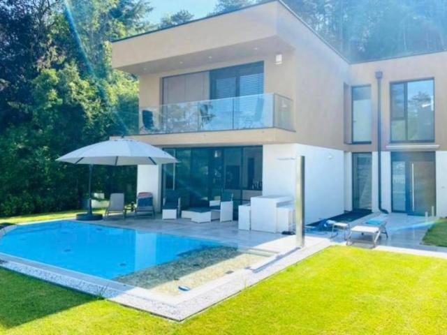 Smartes Luxusdomizil mit Infinity Pool in indyllischer Waldrandlage