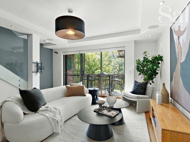 Smartly renovated townhouse between Bar Beach & Darby Street