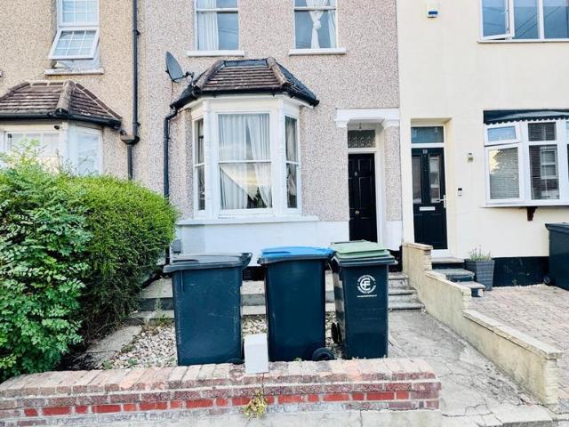 Smeaton Road, Woodford Green IG8 3 bed terraced house to rent £2,750 pcm £635 pw