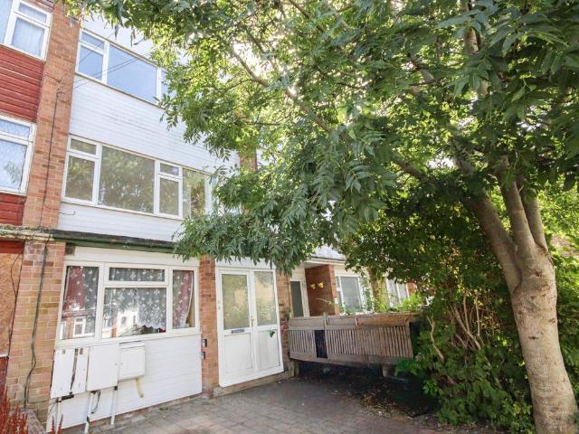 Smeed Close, Murston, Sittingbourne. 3 bed flat to rent £1,150 pcm £265 pw