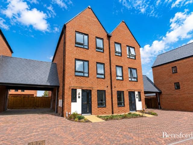 Smith Crescent, CM1 3 bed semi detached house to rent £2,300 pcm £531 pw