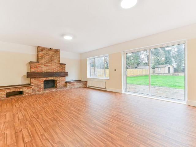 Smitham Bottom Lane, Coulsdon. 4 bed detached house to rent £3,995 pcm £922 pw
