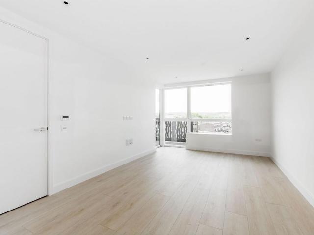 Smithfield Square, Harringay, London, N8 2 bed flat to rent £2,701 pcm £623 pw