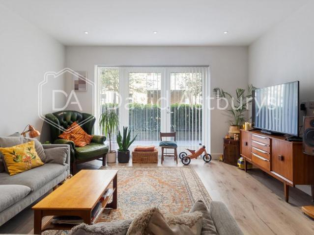Smithfield Square, High Street, London 2 bed apartment to rent £2,650 pcm £612 pw