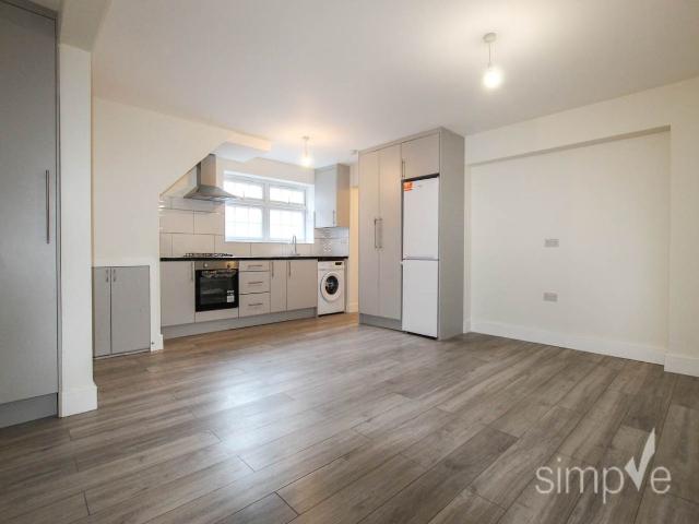 Snowdon Crescent, Hayes, Middlesex UB3, 3 bed flat to rent, £2,500 pcm | PrimeLocation